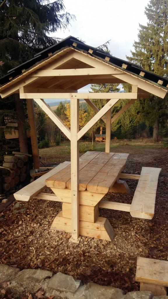 Drevený stôl s dvoma lavicami